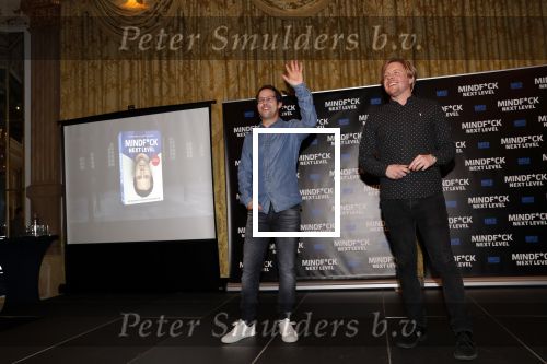 Amsterdam 25 november 2019
Boekpresentatie Victor Mids en Oscar Verpoort ( MINDFUCK) in het Amstel Hotel . Hans Kazan krijgt het eerdste exemplaar.