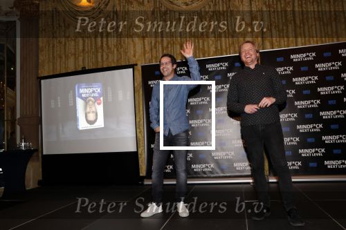 Amsterdam 25 november 2019
Boekpresentatie Victor Mids en Oscar Verpoort ( MINDFUCK) in het Amstel Hotel . Hans Kazan krijgt het eerdste exemplaar.