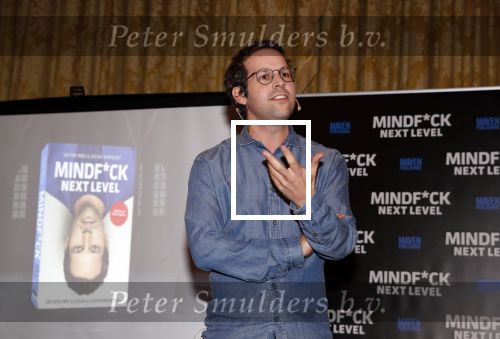 Amsterdam 25 november 2019
Boekpresentatie Victor Mids en Oscar Verpoort ( MINDFUCK) in het Amstel Hotel . Hans Kazan krijgt het eerdste exemplaar.