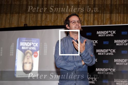 Amsterdam 25 november 2019
Boekpresentatie Victor Mids en Oscar Verpoort ( MINDFUCK) in het Amstel Hotel . Hans Kazan krijgt het eerdste exemplaar.