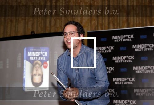 Amsterdam 25 november 2019
Boekpresentatie Victor Mids en Oscar Verpoort ( MINDFUCK) in het Amstel Hotel . Hans Kazan krijgt het eerdste exemplaar.
