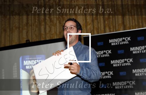 Amsterdam 25 november 2019
Boekpresentatie Victor Mids en Oscar Verpoort ( MINDFUCK) in het Amstel Hotel . Hans Kazan krijgt het eerdste exemplaar.