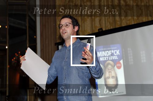 Amsterdam 25 november 2019
Boekpresentatie Victor Mids en Oscar Verpoort ( MINDFUCK) in het Amstel Hotel . Hans Kazan krijgt het eerdste exemplaar.