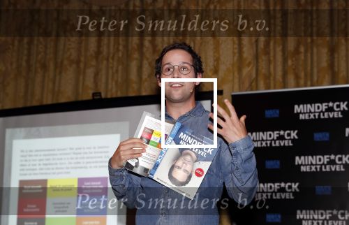 Amsterdam 25 november 2019
Boekpresentatie Victor Mids en Oscar Verpoort ( MINDFUCK) in het Amstel Hotel . Hans Kazan krijgt het eerdste exemplaar.