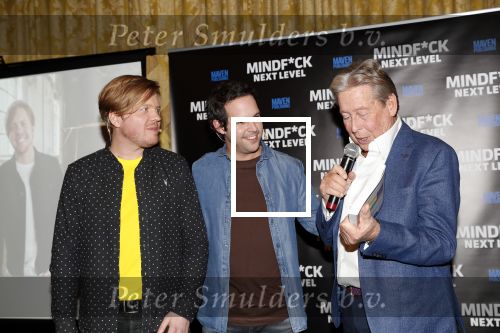Amsterdam 25 november 2019
Boekpresentatie Victor Mids en Oscar Verpoort ( MINDFUCK) in het Amstel Hotel . Hans Kazan krijgt het eerdste exemplaar.