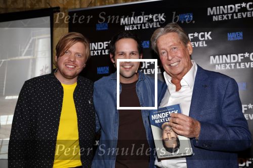 Amsterdam 25 november 2019
Boekpresentatie Victor Mids en Oscar Verpoort ( MINDFUCK) in het Amstel Hotel . Hans Kazan krijgt het eerdste exemplaar.