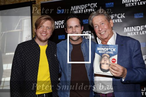 Amsterdam 25 november 2019
Boekpresentatie Victor Mids en Oscar Verpoort ( MINDFUCK) in het Amstel Hotel . Hans Kazan krijgt het eerdste exemplaar.
