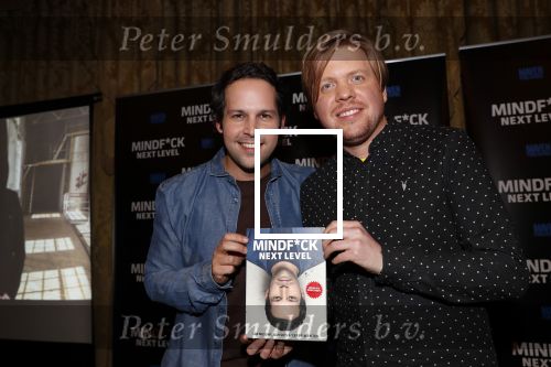 Amsterdam 25 november 2019
Boekpresentatie Victor Mids en Oscar Verpoort ( MINDFUCK) in het Amstel Hotel . Hans Kazan krijgt het eerdste exemplaar.
