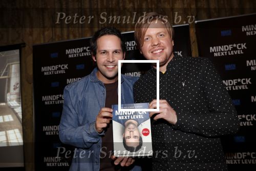 Amsterdam 25 november 2019
Boekpresentatie Victor Mids en Oscar Verpoort ( MINDFUCK) in het Amstel Hotel . Hans Kazan krijgt het eerdste exemplaar.