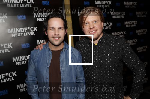 Amsterdam 25 november 2019
Boekpresentatie Victor Mids en Oscar Verpoort ( MINDFUCK) in het Amstel Hotel . Hans Kazan krijgt het eerdste exemplaar.
