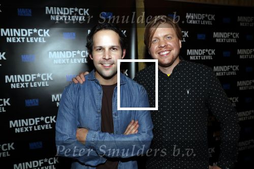 Amsterdam 25 november 2019
Boekpresentatie Victor Mids en Oscar Verpoort ( MINDFUCK) in het Amstel Hotel . Hans Kazan krijgt het eerdste exemplaar.