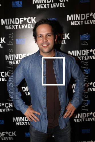 Amsterdam 25 november 2019
Boekpresentatie Victor Mids en Oscar Verpoort ( MINDFUCK) in het Amstel Hotel . Hans Kazan krijgt het eerdste exemplaar.