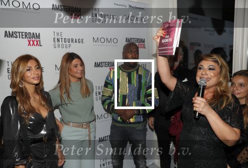 Amsterdam 3 december 2019
Presentatie Amsterdam XXXL in Momo. Yesim Candan geeft het eerste boek aan Olcay en Dulce Gulsen en Fernando Halman