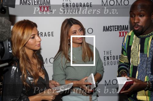 Amsterdam 3 december 2019
Presentatie Amsterdam XXXL in Momo. Yesim Candan geeft het eerste boek aan Olcay en Dulce Gulsen en Fernando Halman
