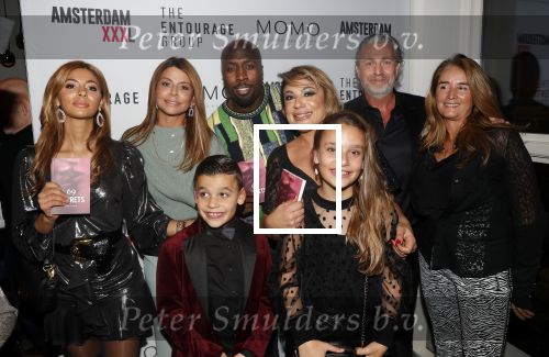 Amsterdam 3 december 2019
Presentatie Amsterdam XXXL in Momo. Yesim Candan geeft het eerste boek aan Olcay en Dulce Gulsen en Fernando Halman