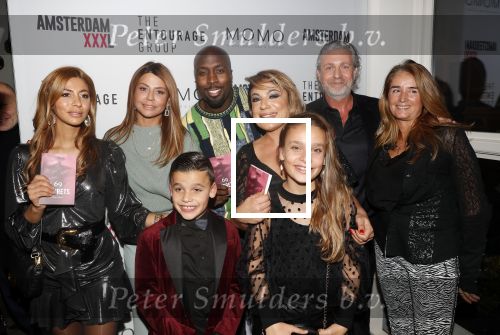 Amsterdam 3 december 2019
Presentatie Amsterdam XXXL in Momo. Yesim Candan geeft het eerste boek aan Olcay en Dulce Gulsen en Fernando Halman