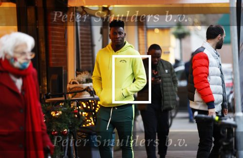 Amsterdam 10 december 2020
Andre Onana met vrienden op de cornelis schuytstraat