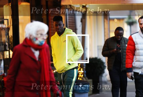 Amsterdam 10 december 2020
Andre Onana met vrienden op de cornelis schuytstraat