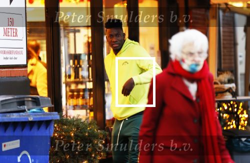 Amsterdam 10 december 2020
Andre Onana met vrienden op de cornelis schuytstraat