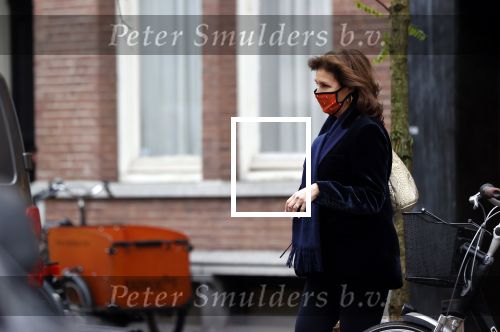 Amsterdam 17 december 2020
Astrid Joosten doet boodschappen met mondkapje