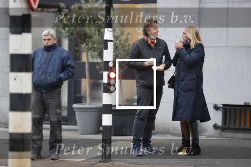 Amsterdam 9 december 2020
Bert Koenders met (een) vriendin op straat in Amsterdam zuid