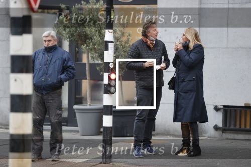 Amsterdam 9 december 2020
Bert Koenders met (een) vriendin op straat in Amsterdam zuid