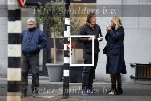 Amsterdam 9 december 2020
Bert Koenders met (een) vriendin op straat in Amsterdam zuid