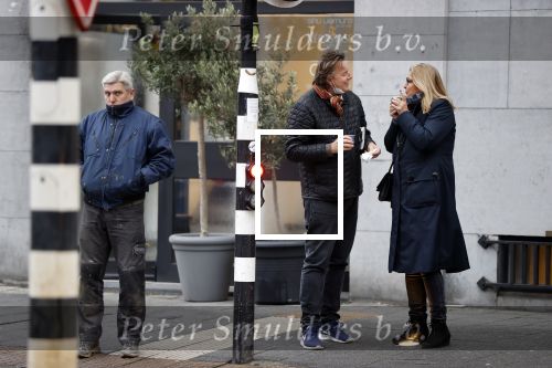 Amsterdam 9 december 2020
Bert Koenders met (een) vriendin op straat in Amsterdam zuid