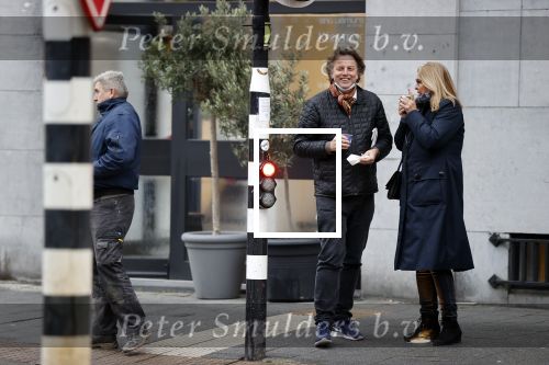 Amsterdam 9 december 2020
Bert Koenders met (een) vriendin op straat in Amsterdam zuid