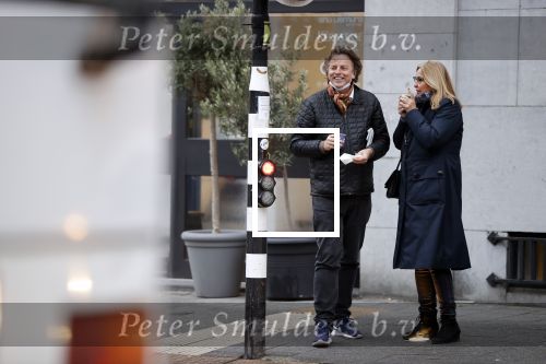 Amsterdam 9 december 2020
Bert Koenders met (een) vriendin op straat in Amsterdam zuid