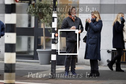 Amsterdam 9 december 2020
Bert Koenders met (een) vriendin op straat in Amsterdam zuid