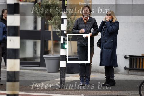 Amsterdam 9 december 2020
Bert Koenders met (een) vriendin op straat in Amsterdam zuid