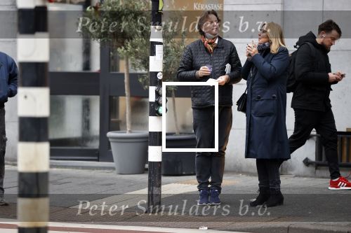 Amsterdam 9 december 2020
Bert Koenders met (een) vriendin op straat in Amsterdam zuid