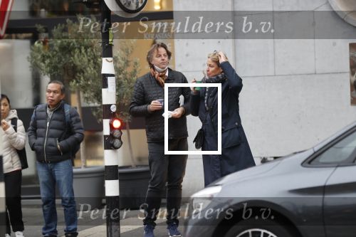 Amsterdam 9 december 2020
Bert Koenders met (een) vriendin op straat in Amsterdam zuid