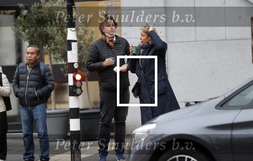 Amsterdam 9 december 2020
Bert Koenders met (een) vriendin op straat in Amsterdam zuid