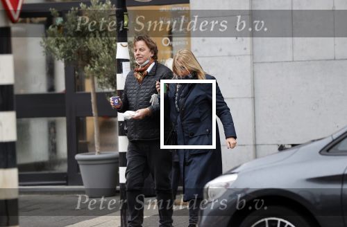 Amsterdam 9 december 2020
Bert Koenders met (een) vriendin op straat in Amsterdam zuid
