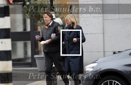 Amsterdam 9 december 2020
Bert Koenders met (een) vriendin op straat in Amsterdam zuid