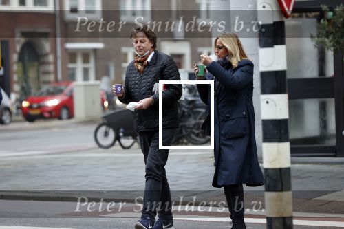 Amsterdam 9 december 2020
Bert Koenders met (een) vriendin op straat in Amsterdam zuid