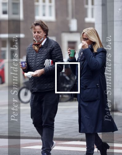 Amsterdam 9 december 2020
Bert Koenders met (een) vriendin op straat in Amsterdam zuid