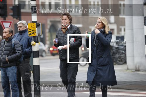 Amsterdam 9 december 2020
Bert Koenders met (een) vriendin op straat in Amsterdam zuid