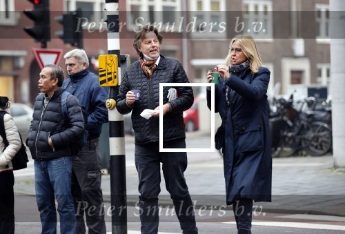 Amsterdam 9 december 2020
Bert Koenders met (een) vriendin op straat in Amsterdam zuid