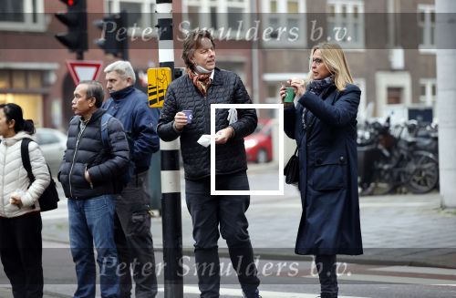 Amsterdam 9 december 2020
Bert Koenders met (een) vriendin op straat in Amsterdam zuid