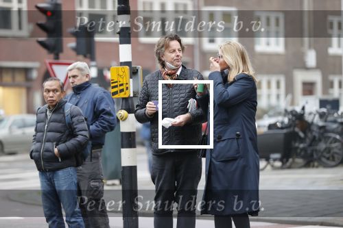 Amsterdam 9 december 2020
Bert Koenders met (een) vriendin op straat in Amsterdam zuid