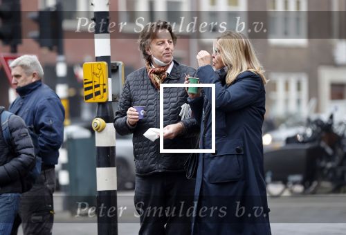 Amsterdam 9 december 2020
Bert Koenders met (een) vriendin op straat in Amsterdam zuid