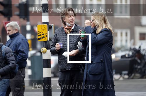 Amsterdam 9 december 2020
Bert Koenders met (een) vriendin op straat in Amsterdam zuid