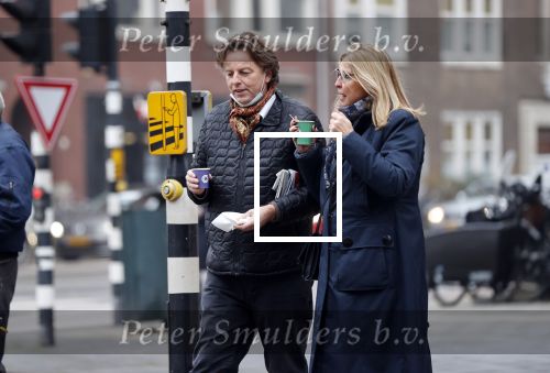 Amsterdam 9 december 2020
Bert Koenders met (een) vriendin op straat in Amsterdam zuid