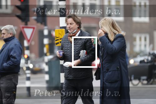Amsterdam 9 december 2020
Bert Koenders met (een) vriendin op straat in Amsterdam zuid