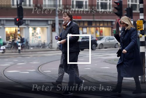Amsterdam 9 december 2020
Bert Koenders met (een) vriendin op straat in Amsterdam zuid