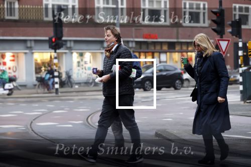 Amsterdam 9 december 2020
Bert Koenders met (een) vriendin op straat in Amsterdam zuid