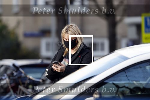 Amsterdam 17 december 2020
Bridget Maasland haalt koffie to go en parkeert haar auto op een parkeerplaats voor gehandicapten.